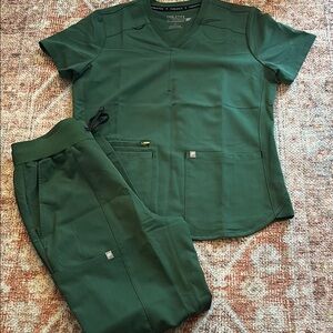 Fabletics Hunter Green Women's Scrub Set